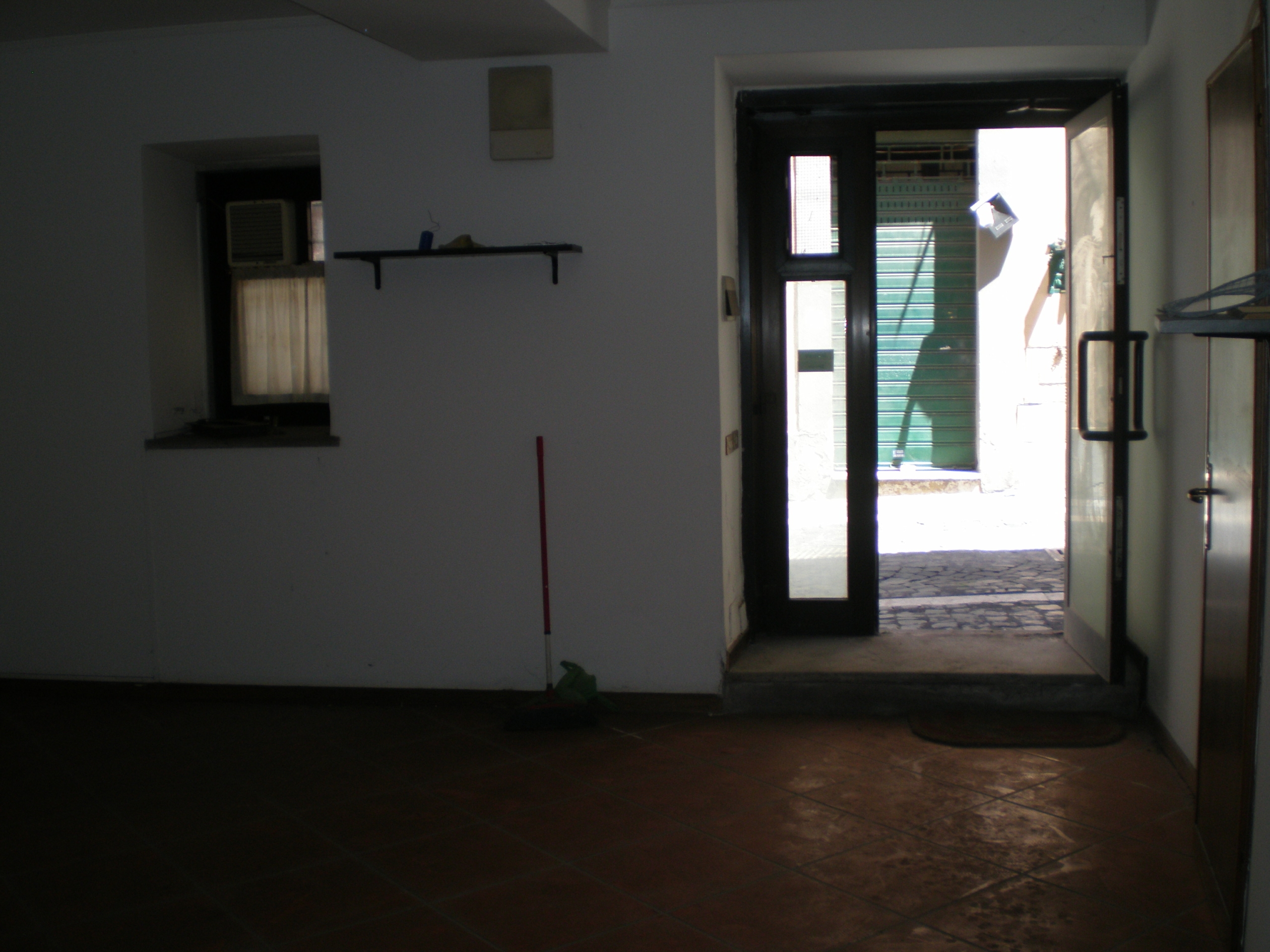 OLYMPUS DIGITAL CAMERA Comodo locale adatto sia Ufficio che Magazzino
